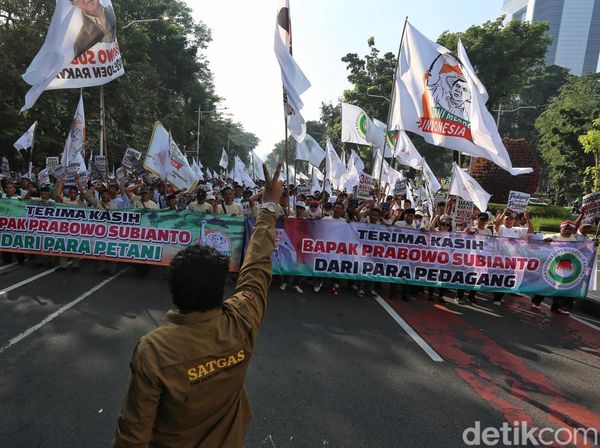 Potret Aksi Pedagang-Petani Dukung Program Prabowo di Jakarta