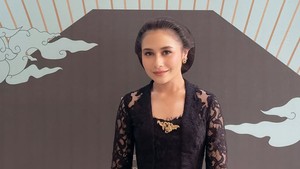 Prilly Latuconsina Pakai Kebaya Brokat Saat Kirab Malam 1 Suro, Jadi Sorotan