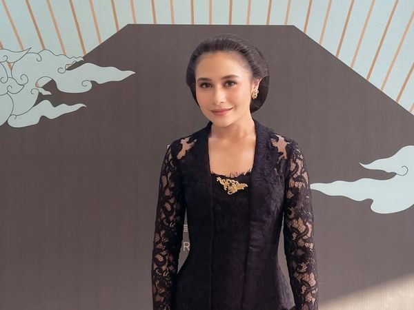 Prilly Latuconsina Pakai Kebaya Brokat Saat Kirab Malam 1 Suro, Jadi Sorotan