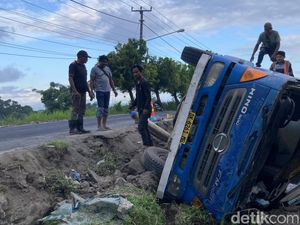 Truk Molen Terbalik di Tojan Klungkung gegara Bahu Jalan Ambles