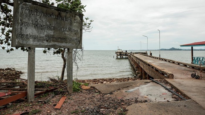 Proyek Raksasa Thailand Bidik Arus Logistik Dunia, Saingi Selat Malaka A general view of Laem Riw Port, where a deep-sea port for Thailand's proposed Southern Land Bridge project is planned, in Lang Suan district, Chumphon province, Thailand, May 18, 2026. REUTERS/Chalinee Thirasupa
