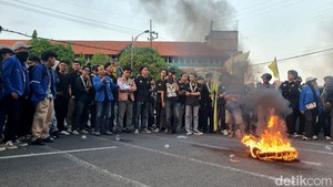Demo Mahasiswa di DPRD Jawa Timur