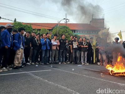 Demo Mahasiswa di DPRD Jawa Timur