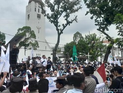 Ratusan Warga Demo di Depan Kantor Gubsu, Tuntut MBG Dievaluasi-Dilanjutkan