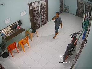 Sempat-sempatnya Perampok di Riau Nyebat Rokok Usai Berkali-kali Tikam Kasir