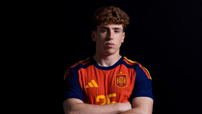 CHATTANOOGA, TENNESSEE - JUNE 09: (EXCLUSIVE COVERAGE) Victor Munoz #25 of Spain poses for a portrait during the official FIFA World Cup 2026 portrait session on June 09, 2026 in Chattanooga, Tennessee. (Photo by Johnnie Izquierdo - FIFA/FIFA via Get