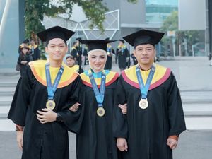 Bisa Dicontoh! Ashanty, Anang Hermansyah dan Azriel Wisuda Bareng