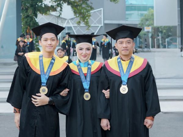 Bisa Dicontoh! Ashanty, Anang Hermansyah dan Azriel Wisuda Bareng