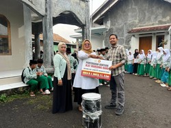 Legislator Gerindra Beri Bantuan Alat Marching Band untuk PAUD Nurul Almi