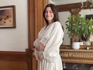 Video: Anne Hathaway Pamer Baby Bump, Hamil Anak ke-3 di Usia 43 Tahun