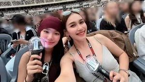 Mother-Daughter Goals! Ayu Ting Ting dan Bilqis Nonton BTS di Busan