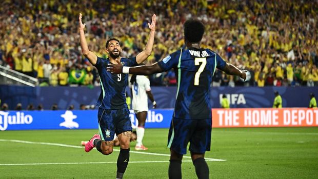 Soccer Football - FIFA World Cup 2026 - Group C - Brazil v Haiti - Philadelphia Stadium, Philadelphia, Pennsylvania, U.S. - June 19, 2026 Brazil's Matheus Cunha celebrates scoring their first goal with Vinicius Junior REUTERS/Dylan Martinez
