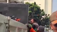 Dishub Jaktim Datangi Rumah Ojol, Minta Maaf Angkut Motor Saat Ambil Order