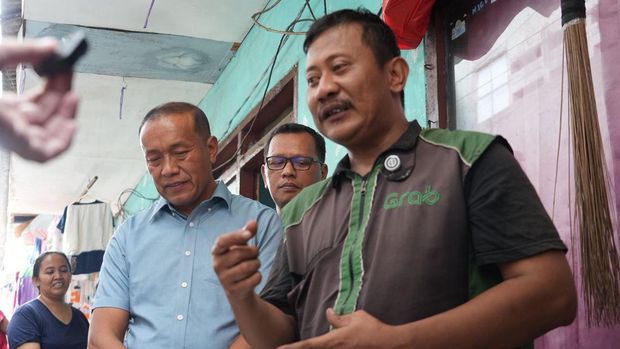 Dishub Jaktim mendatangi rumah ojol yang motornya diangkut karena parkir sembarangan. Dishub klarifikasi dan minta maaf atas penertiban diwarnai kegaduhan. (dok Dishub Jaktim)