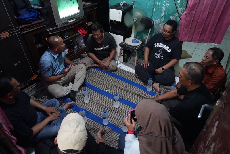 Dishub Jaktim mendatangi rumah ojol yang motornya diangkut karena parkir sembarangan. Dishub klarifikasi dan minta maaf atas penertiban diwarnai kegaduhan. (dok Dishub Jaktim)