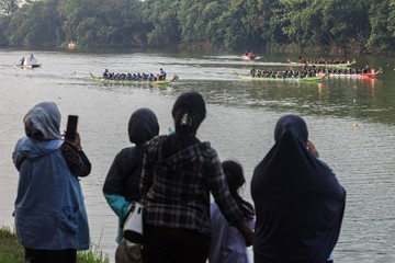 Festival Balap Perahu Naga Meriahkan Situ Cipule