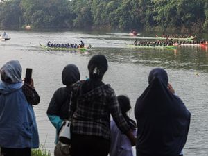 Festival Balap Perahu Naga Meriahkan Situ Cipule