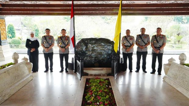 Kapolri Jenderal Listyo Sigit Prabowo melanjutkan rangkaian ziarah tokoh bangsa dalam rangka menyambut Hari Bhayangkara ke-80, Sabtu (20/6).