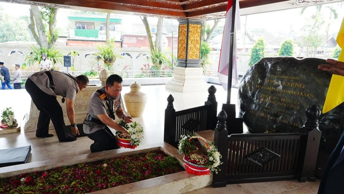 Kapolri Ziarah ke Makam Bung Karno di Blitar, Doa hingga Tabur Bunga Kapolri Ziarah ke Makam Bung Karno di Blitar, Doa hingga Tabur Bunga