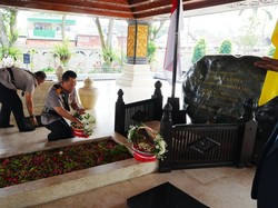 Kapolri Ziarah ke Makam Bung Karno di Blitar, Doa hingga Tabur Bunga