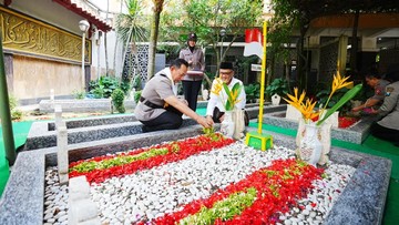Sambut Hari Bhayangkara ke-80, Kapolri Ziarah ke Makam Gus Dur di Tebuireng