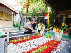 Sambut Hari Bhayangkara Ke-80, Kapolri Ziarah ke Makam Gus Dur di Tebuireng