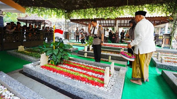 Kapolri Jenderal Listyo Sigit Prabowo ziarah ke makam Presiden ke-4 RI KH Abdurrahman Wahid (Gus Dur) sebagai penghormatan perjuangan para tokoh bangsa. (dok Polri) Kapolri Jenderal Listyo Sigit Prabowo ziarah ke makam Presiden ke-4 RI KH Abdurrahman Wahid (Gus Dur) sebagai penghormatan perjuangan para tokoh bangsa. (dok Polri)