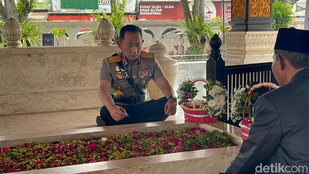 Kapolri Ziarah ke Makam Bung Karno Jelang HUT Bhayangkara ke-80, Kapolri Ziarah ke Makam Bung Karno, di Blitar Jawa Timur Sabtu (20/06). Kapolri Listyo didampingi Kapolda Jatim Irjen Pol Nanang Avianto, Gubernur Jatim Khofifah Indar Parawansa serta kepala daerah Blitar Raya.