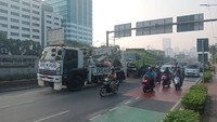 Truk Tabrak Separator Busway Depan Gedung DPR, Bodi Depan Ringsek