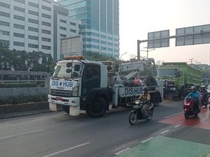 Truk Tabrak Separator Busway Depan Gedung DPR, Bodi Depan Ringsek