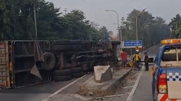 Ada Truk Terguling, Lalin dari Tol JORR arah Jagorawi Dialihkan