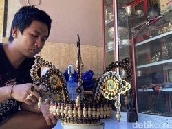 Menjaga Warisan Leluhur, Kisah Indra Lestarikan Kerajinan Pis Bolong Kamasan