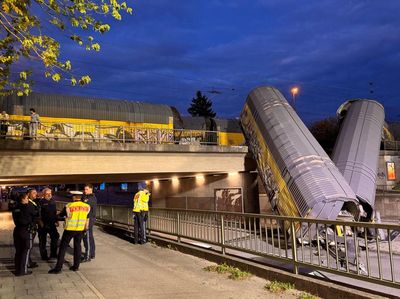 Kereta Barang Anjlok Usai Tabrakan di Munich, Dua Gerbong Jatuh dari Jembatan