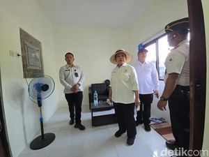 Titiek Soeharto Cek Rumdin Berbahan Batako FABA Produksi Napi Nusakambangan