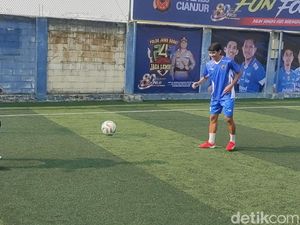 Bintang Persib Sapa Bobotoh Cianjur Lewat Laga Gembira Lawan Polisi