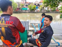 Pria 21 Tahun Ditemukan Tewas Tenggelam di Sungai Kalimas Surabaya