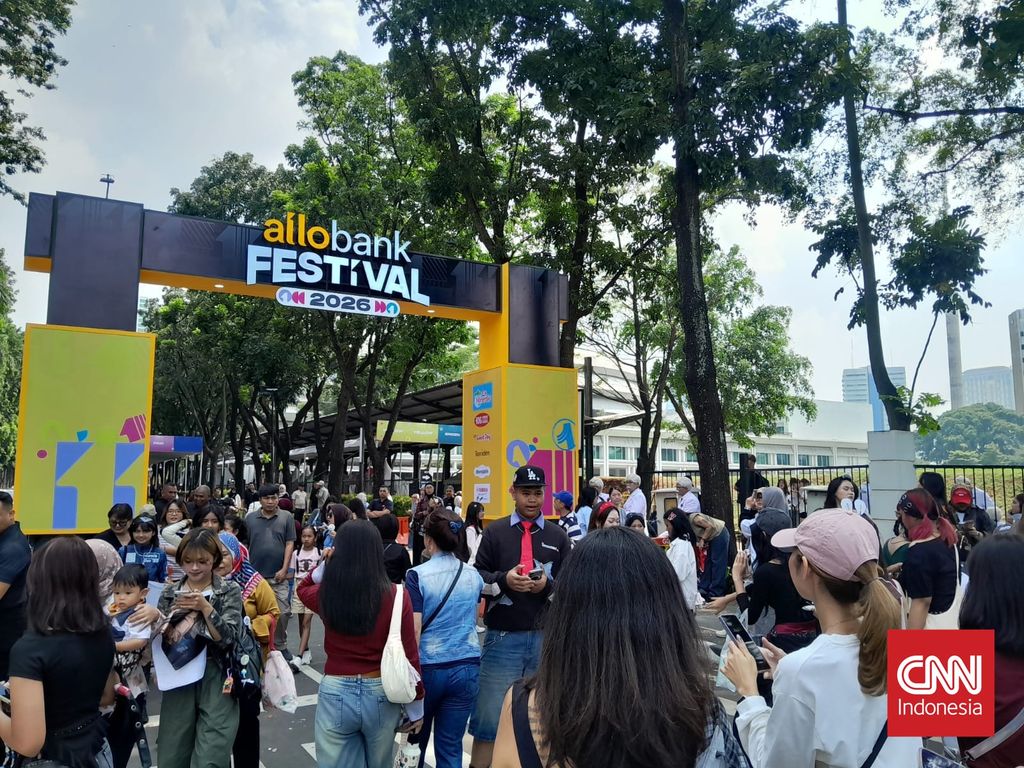 Penonton Mulai Berdatangan Padati Allo Bank Festival di Indonesia Arena Ratusan penonton mulai memadati Indonesia Arena di Kawasan Gelora Bung Karno, untuk menonton Allo Bank Festival 2026 yang menampilkan musisi hit Indonesia hingga boyband populer Korea Selatan, CORTIS, Sabtu (20/6).
