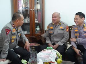 Jelang Hari Bhayangkara ke-80, Kapolda Riau Anjangsana Personel Sakit dan Warakawuri