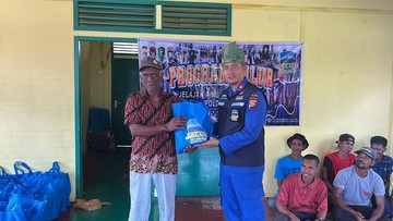 Sambut Hari Bhayangkara, JALUR Polda Riau Bagikan Bansos dan Buku di Pesisir