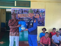 Sambut Hari Bhayangkara, JALUR Polda Riau Bagikan Bansos dan Buku di Pesisir