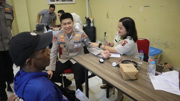 Polres Kepulauan Seribu Donor Darah dan Berbagi ke Ojol-Nelayan Sambut HUT Bhayangkara