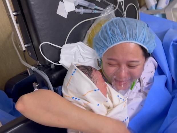 Potret Nam Bo Ra bersama sang bayi/ Foto: instagram.com/nambora Nam Bo Ra membagikan kesan pertamanya terhadap dekapan pertamanya kepada sang bayi yang terasa sangat tenang dan mengharukan.