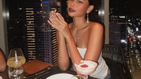 Stylish! Gaya Keren Sarah Tumiwa saat Jajan Matcha hingga Popcorn
