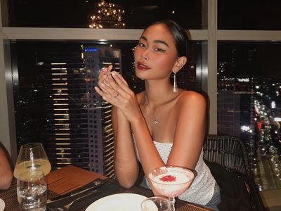 Stylish! Gaya Keren Sarah Tumiwa saat Jajan Matcha hingga Popcorn