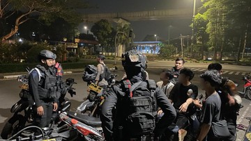 Patroli Brimob Polda Metro Gagalkan Tawuran, 6 Orang Ditangkap-Celurit Disita