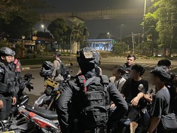 Patroli Brimob Polda Metro Gagalkan Tawuran, 6 Orang Ditangkap-Celurit Disita