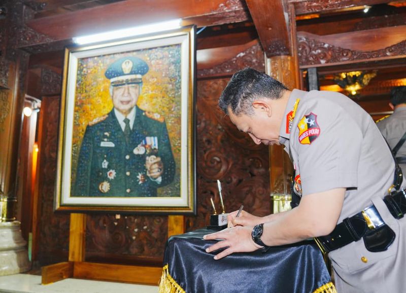 Setelah ke makam Gus Dur dan Bung Karno, Kapolri beserta rombongan ziarah ke makam Presiden ke-2 RI, Jenderal Besar TNI (Purn) H Muhammad Soeharto. (dok Polri) Setelah ke makam Gus Dur dan Bung Karno, Kapolri beserta rombongan ziarah ke makam Presiden ke-2 RI, Jenderal Besar TNI (Purn) H Muhammad Soeharto. (dok Polri)