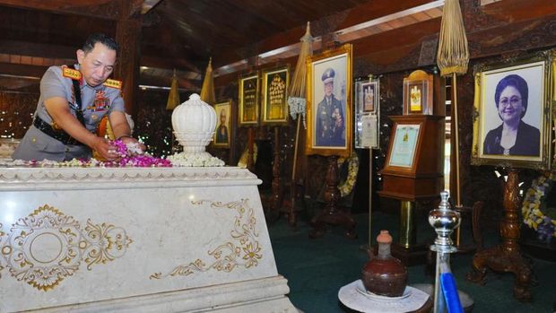 Setelah ke makam Gus Dur dan Bung Karno, Kapolri beserta rombongan ziarah ke makam Presiden ke-2 RI, Jenderal Besar TNI (Purn) H Muhammad Soeharto. (dok Polri) Setelah ke makam Gus Dur dan Bung Karno, Kapolri beserta rombongan ziarah ke makam Presiden ke-2 RI, Jenderal Besar TNI (Purn) H Muhammad Soeharto. (dok Polri)