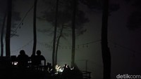 Gegara Pemadaman PLN! Sudah Jauh-jauh ke Kuningan, Wisatawan Ngopi Gelap-gelapan