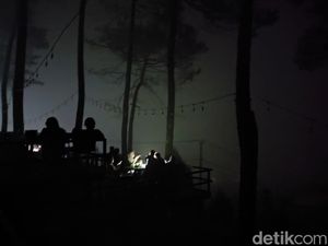 Gegara Pemadaman PLN! Sudah Jauh-jauh ke Kuningan, Wisatawan Ngopi Gelap-gelapan